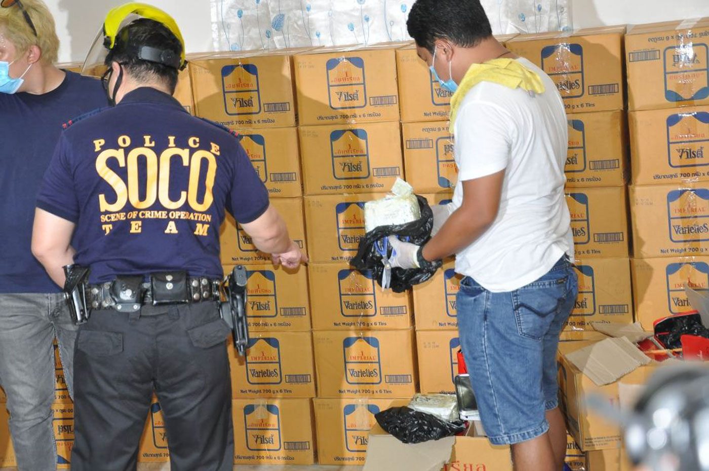 CONFISCATED. Personnel of the PNP crime laboratory conduct inventory of the seized illegal drugs. (Photo from Police Regional Office 3) 