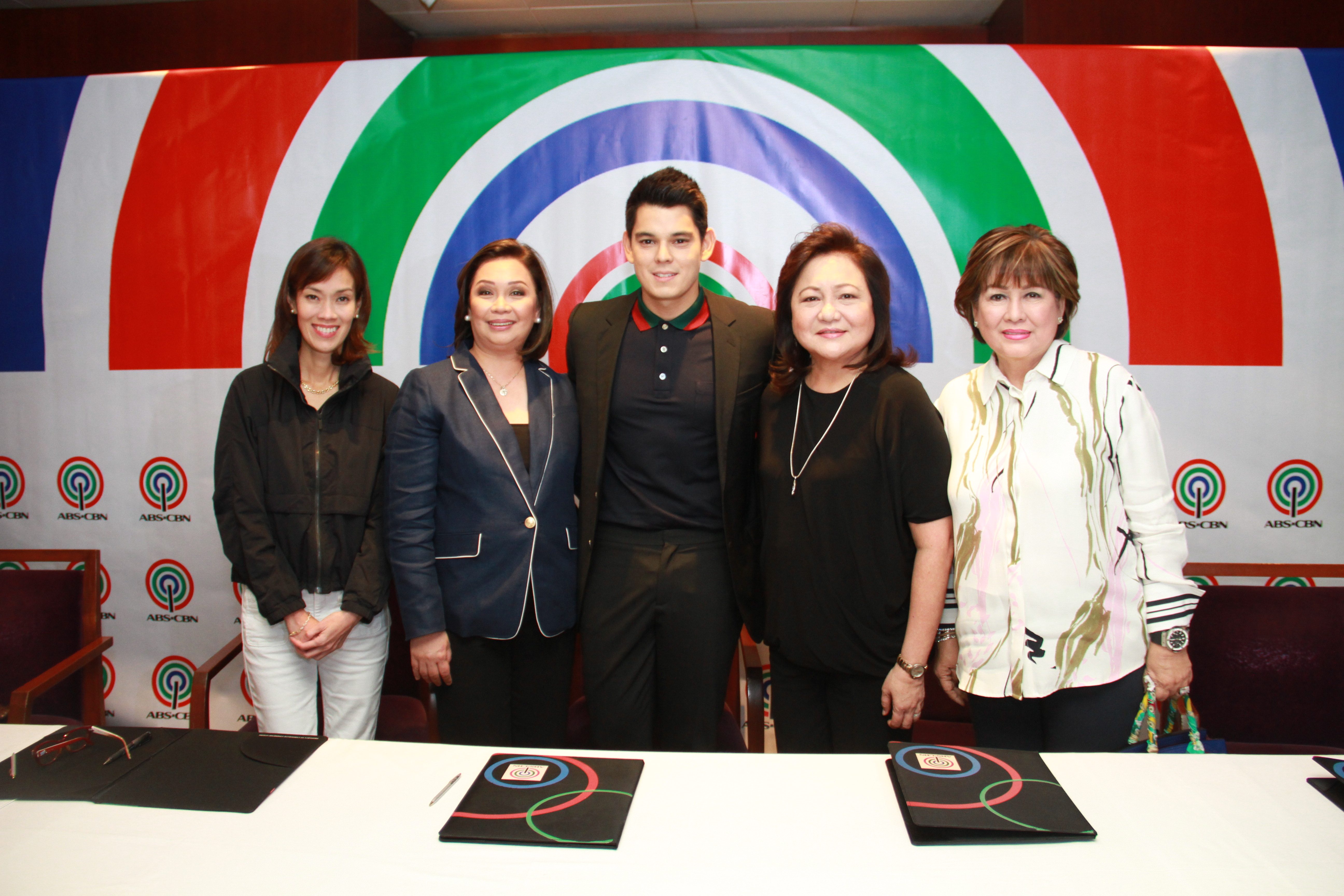 WELCOME RICHARD. Richard with mother Annabelle Rama (second right) together with Cat Lopez, Cory Vidanes and Malou Santos during his formal signing with ABS. Photo courtesy of ABS-CBN  