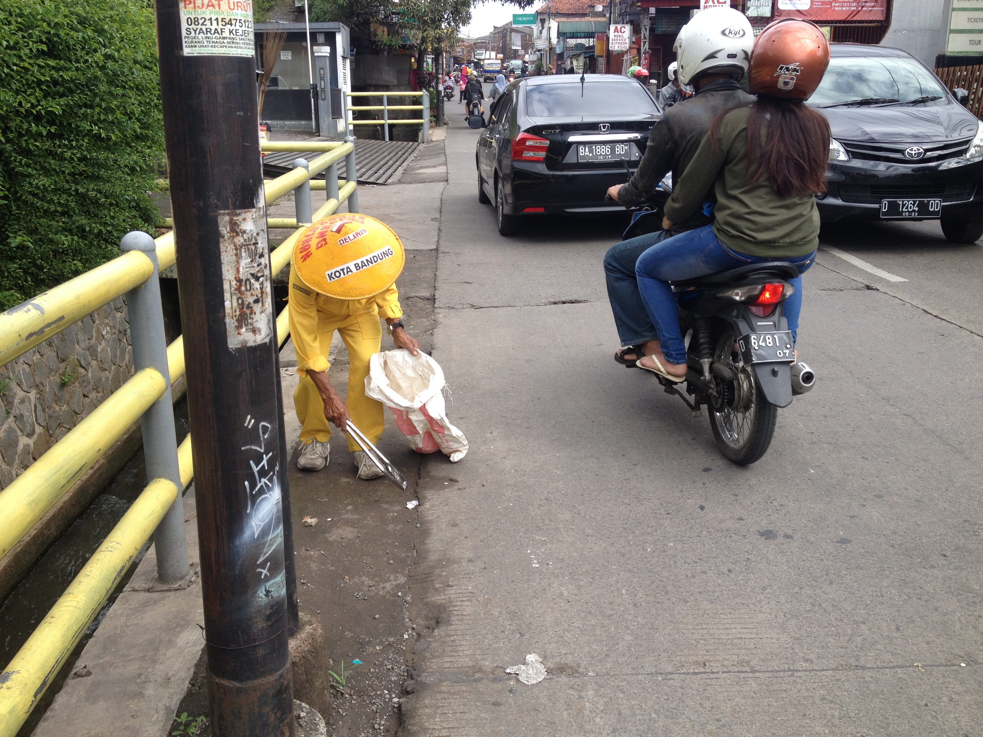 IMAN. Setiap hari, Sariban memunguti sampah di jalan-jalan Kota Bandung tanpa dibayar sepeser pun. Foto oleh Yuli Saputra/Rappler 