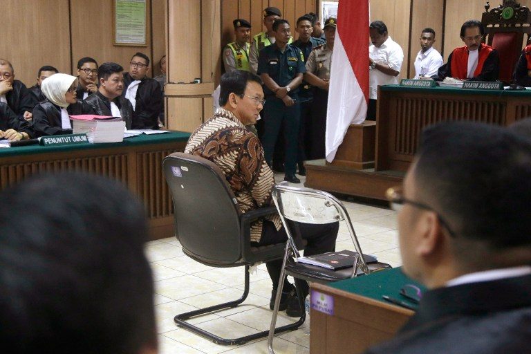 Ahok saat menjalani sidang perdana kasus dugaan penistaan agama di Pengadilan Negeri Jakarta Utara, pada 13 Desember 2016. Foto oleh Tatan Syuflana/AFP 