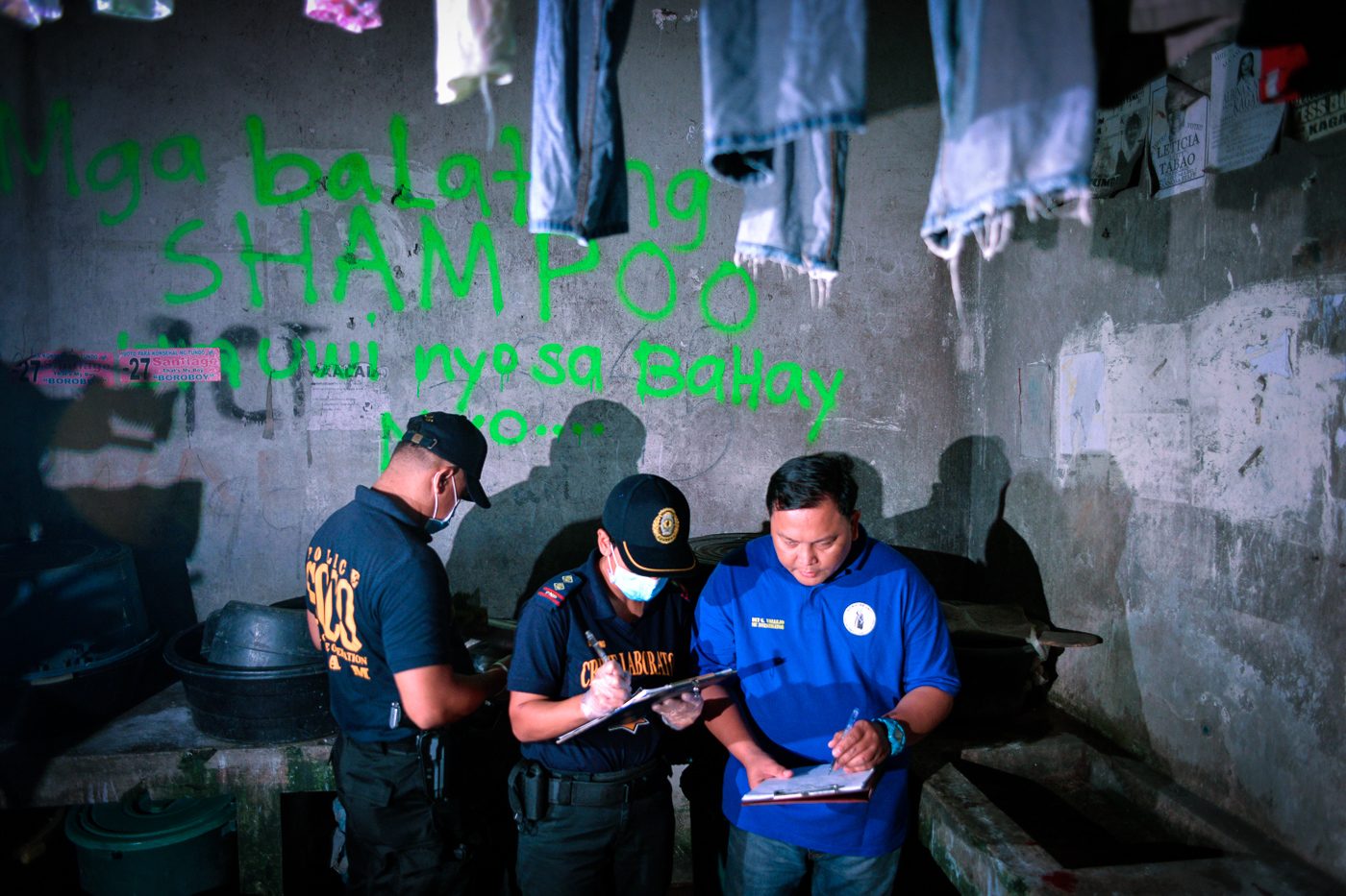 NEW RECORDS. Police collect information after an anti-drug operation turned bloody, leaving one suspect dead. File photo by LeAnne Jazul/Rappler 