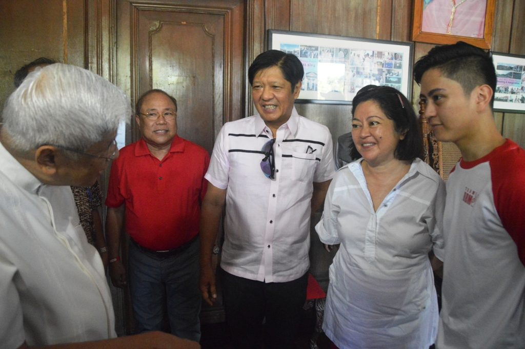 Marcos woos Bacolod voters, brings along Negrense wife
