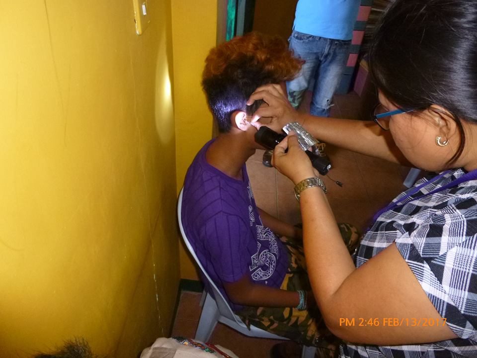 ALTERNATIVE TREATMENT. A drug surrenderer undergoes treatment. Photo by Enrique Cansino  