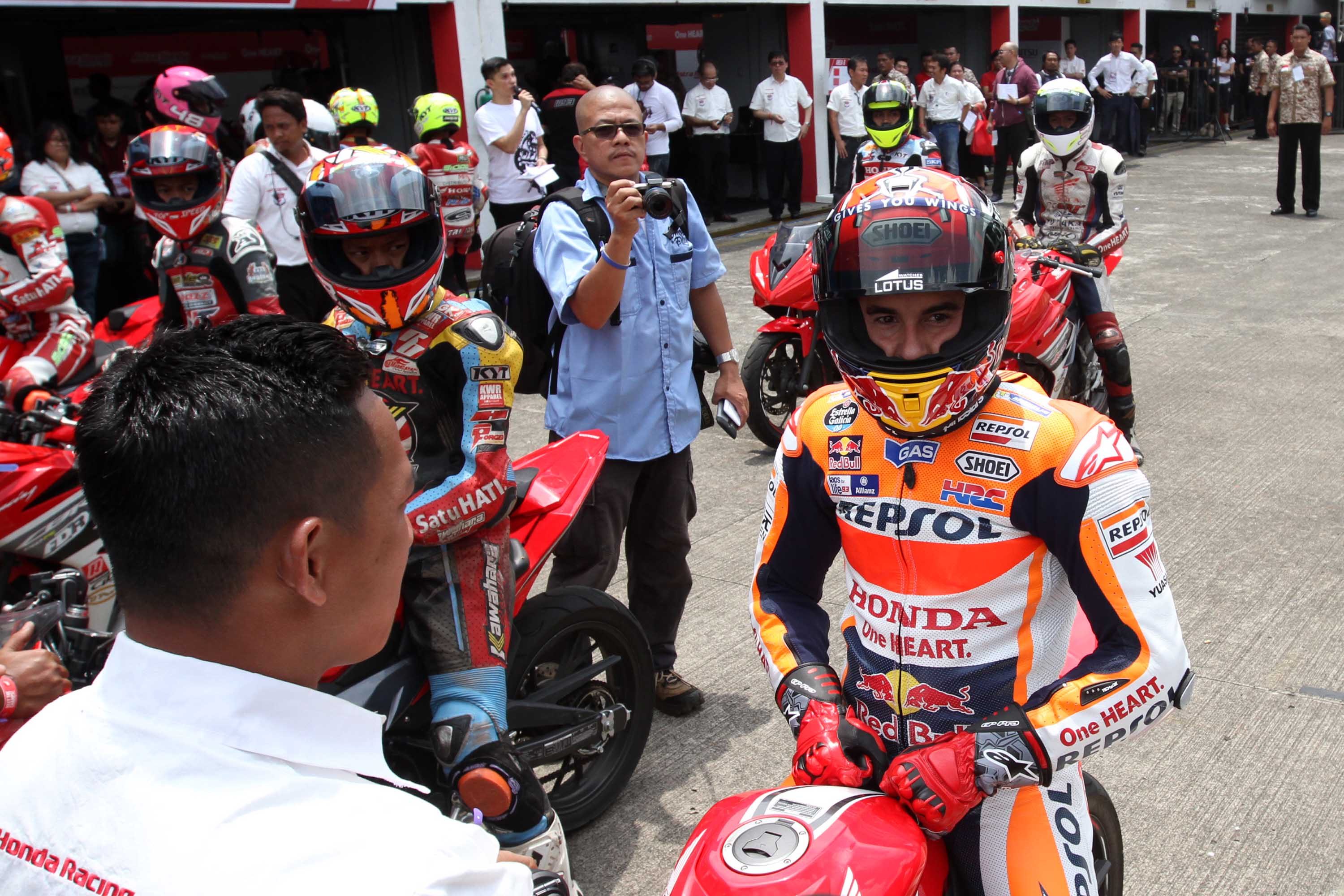 Marquez melakukan ‘coaching clinic’ kepada pembalap muda Indonesia. Foto oleh Rappler 