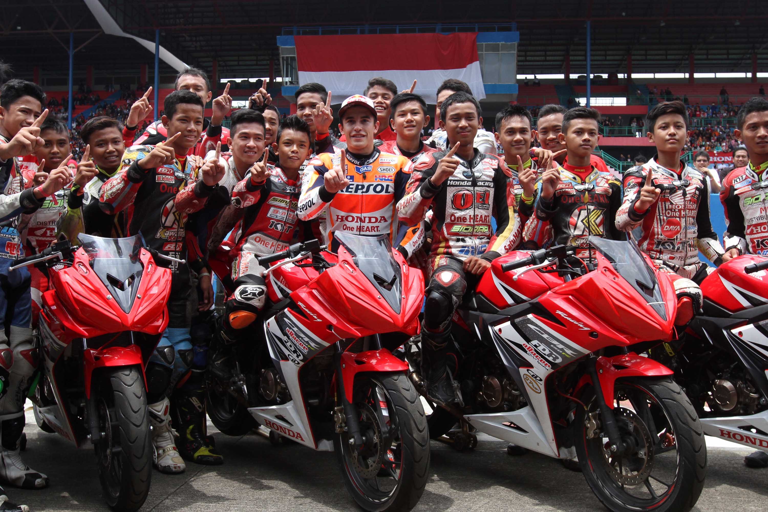 Marquez berfoto bersama pembalap muda Indonesia usai melakukan ‘coaching clinic’ di Sirkuit Sentul. Foto oleh Rappler 