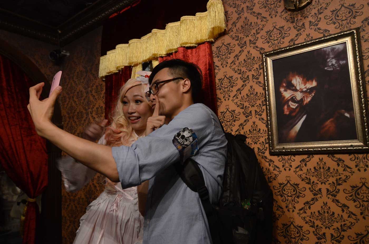 TIDAK BERBAHAYA.  Lolita Mansion dipenuhi dengan para lolita cantik dan kepala pelayan hebat yang siap berfoto selfie dengan Anda.  Foto oleh Alecs Ongcal/Rappler  