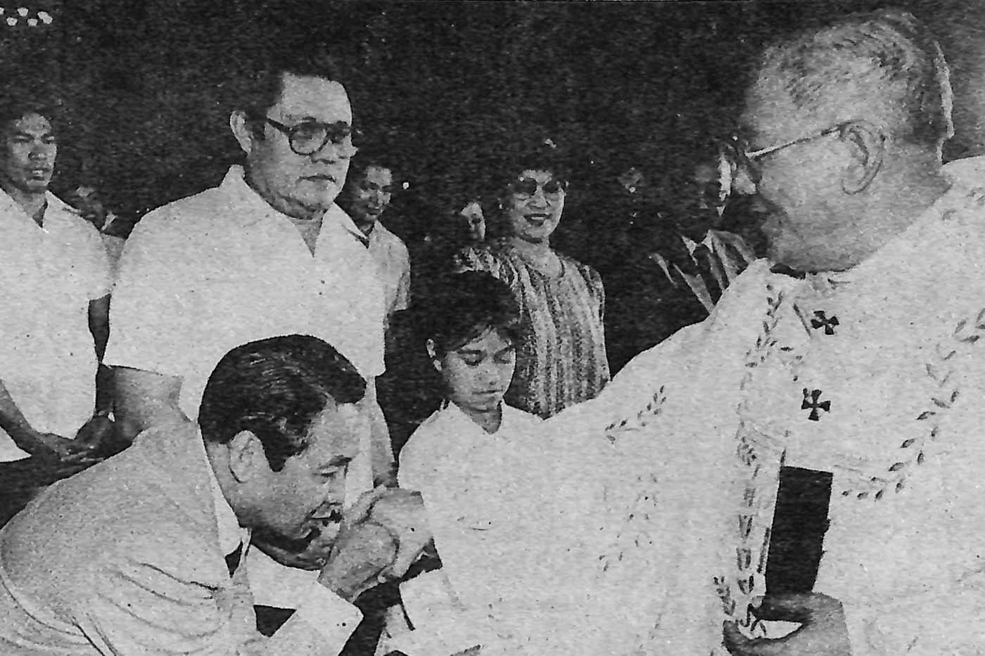 INFLUENTIAL LEADER. Comelec chairman Victorio Savellano kisses the ring of Jaime Cardinal Sin during a Mass at the Manila Cathedral. Photo from the Presidential Museum and Library  
