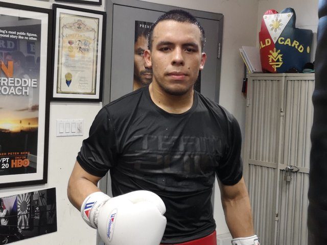 IN TRAINING. Arnold Gonzalez is also gearing up for his pro debut. Photo by Roy Luarca/Rappler 