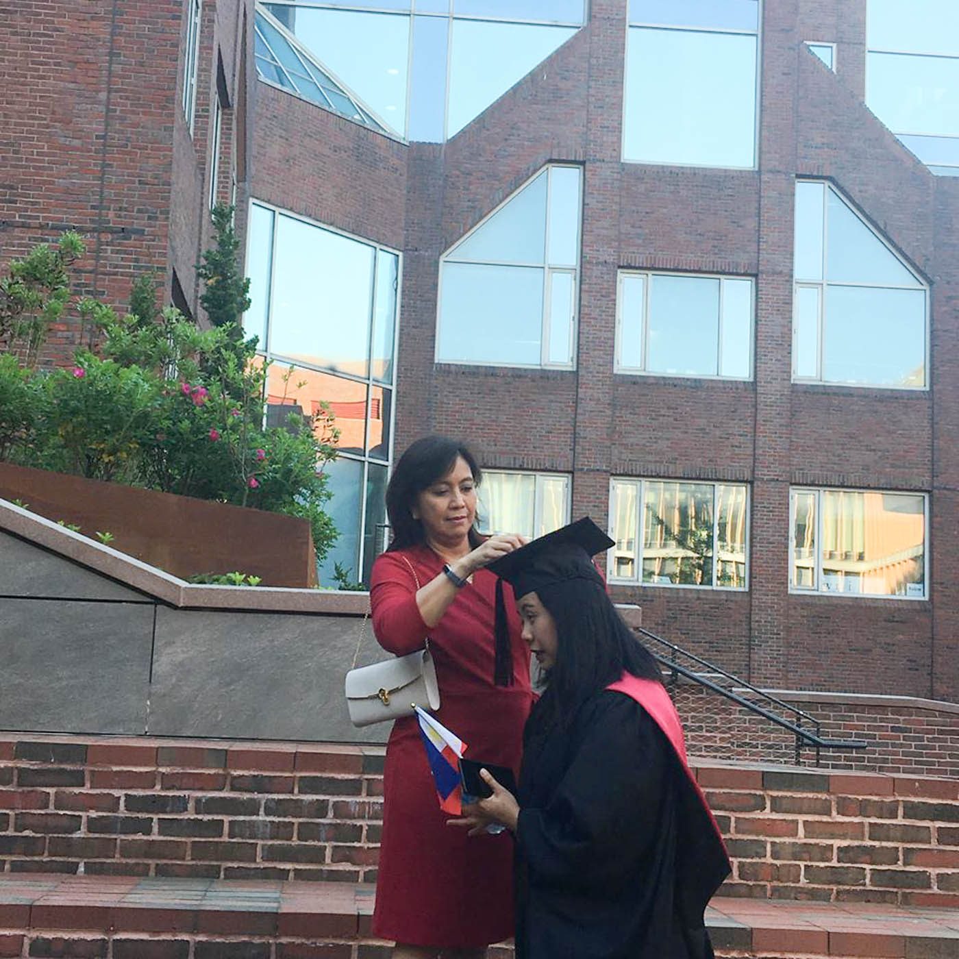 ALL SET. Vice President Leni Robredo fixes the graduation cap of her daughter Aika as they prepare to attend the 367th commencement of Harvard University on May 24, 2018. Photo by Rappler 