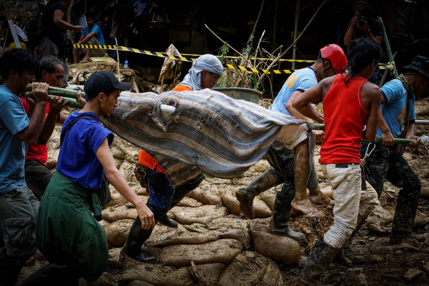 CASUALTY. Rescue teams carry the body of a person buried by the landslide in Ucab, Itogon, Benguet on September 17, 2018. Photo Jire Carreon/Rappler  