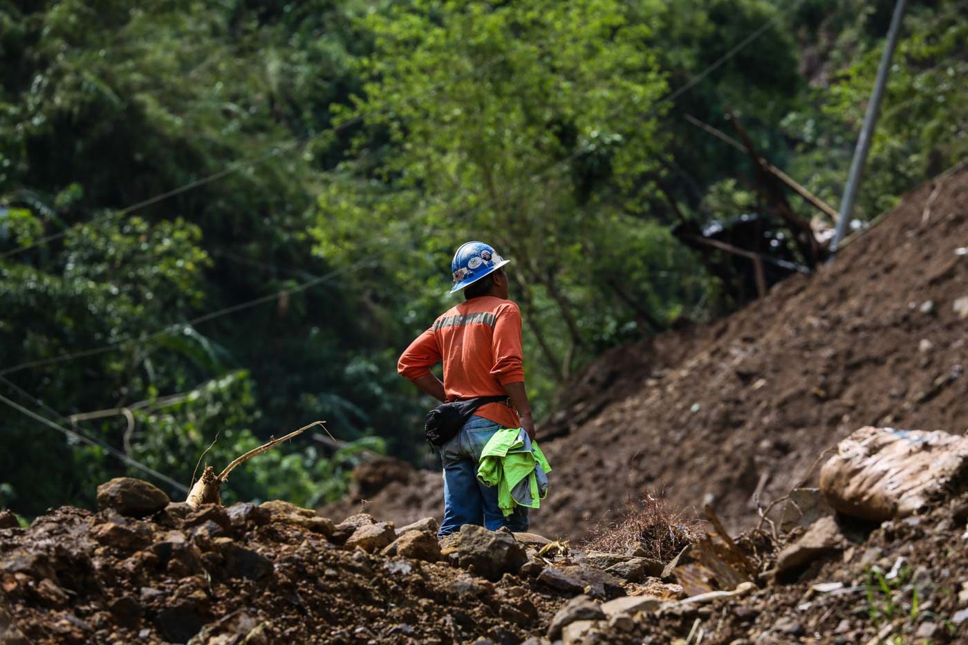 AGAINST THE EARTH. A rescuer surveys a perimeter in the landslide rescue site in Itogon, Benguet. Photo Jire Carreon/Rappler 