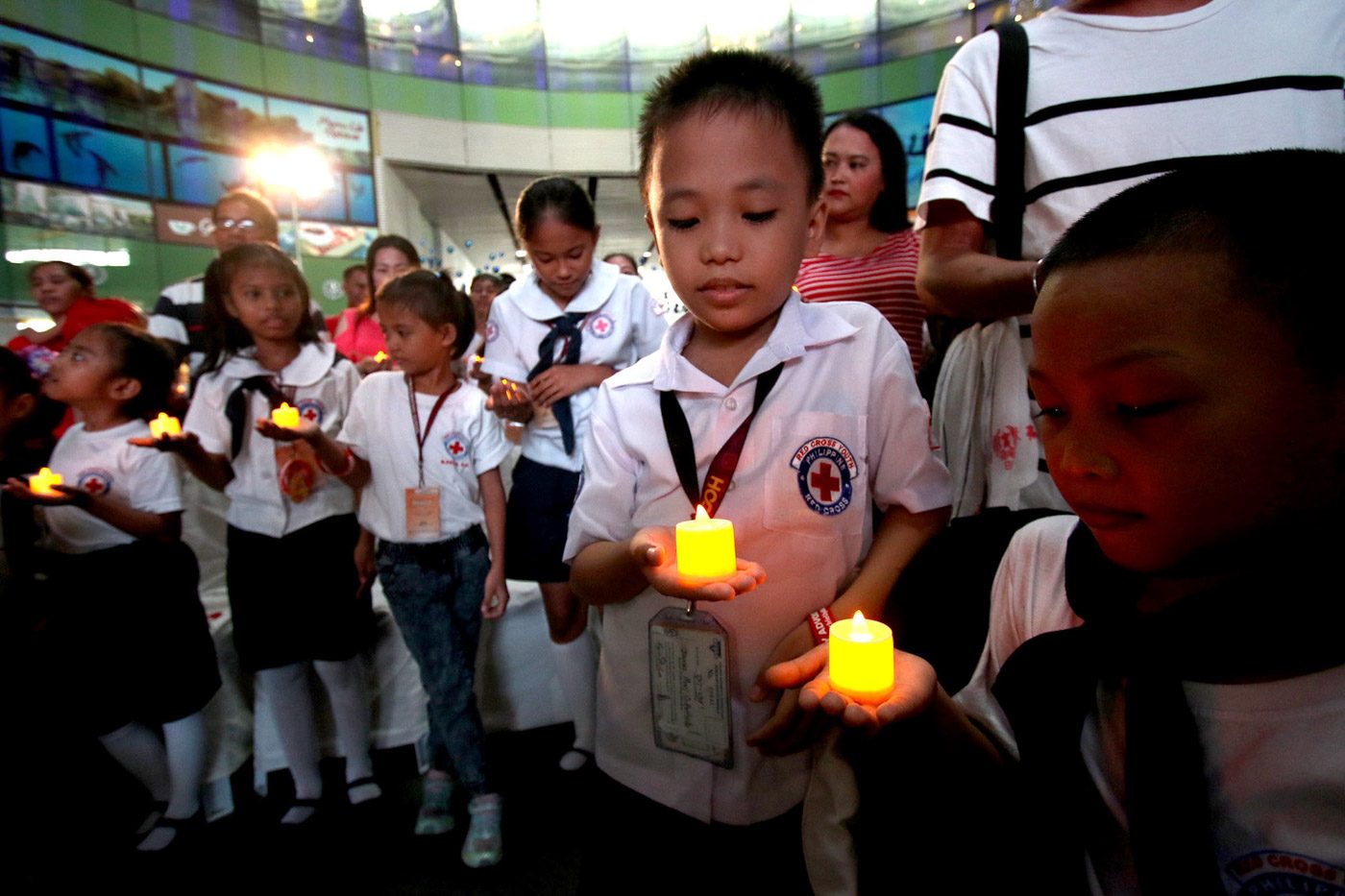 DAY OF REMEMBRANCE. Children light candles to remember the millions killed and injured on the world's roads as they observe the World Day of Remembrance for Road Traffic Victims on November 19, 2017 in Manila. Photo by Inoue Jaena/Rappler     
