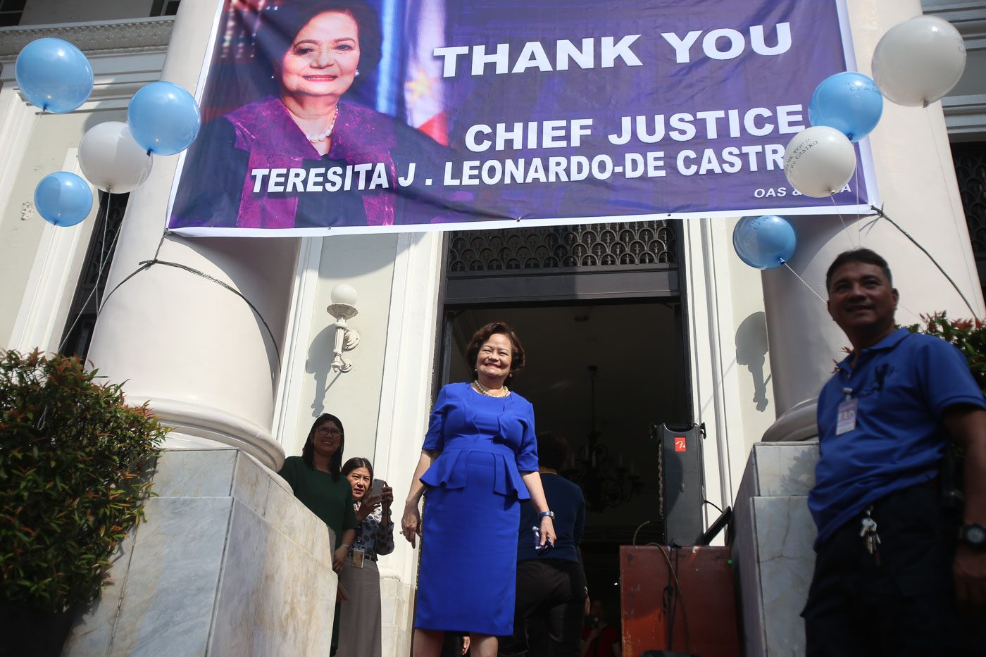 De Castro ends chief justice stint, leaves gifts to court workers