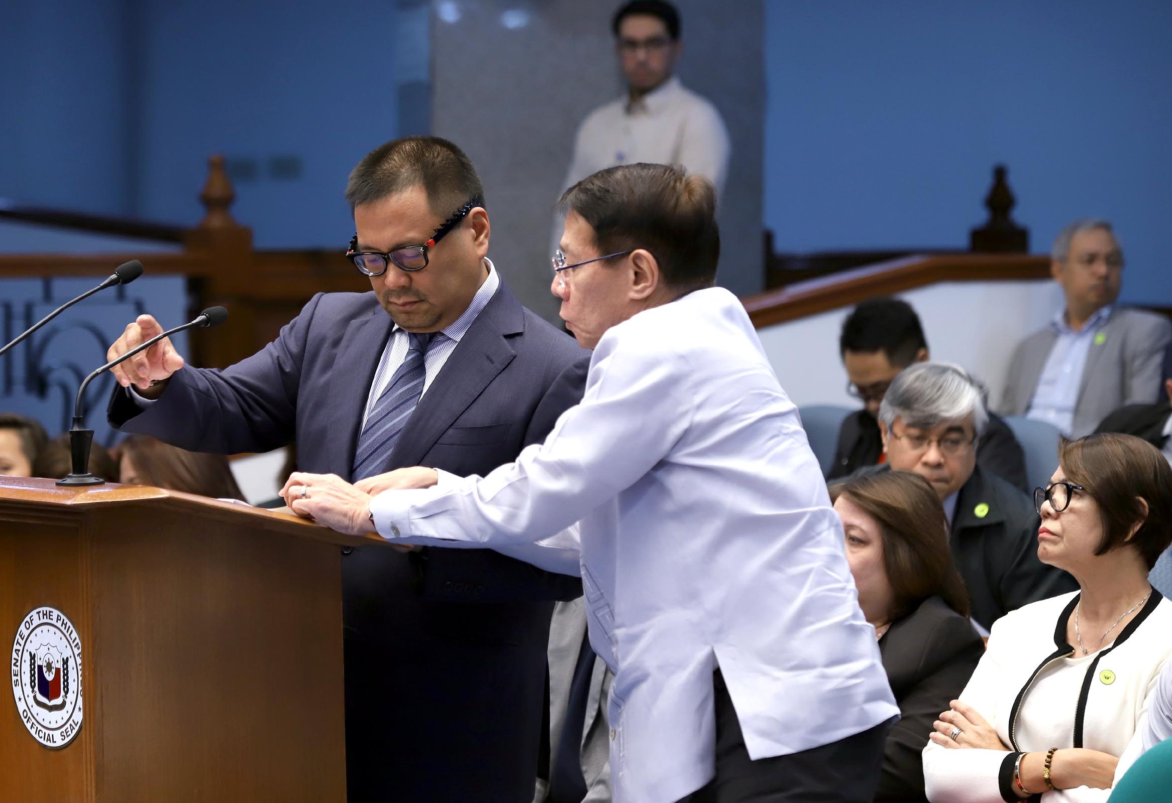 DOH BUDGET. Senator JV Ejercito, chairman of the Senate Committee on Health and Demography, seeks clarification from Health Secretary Francisco Duque during the resumption of the plenary deliberations on the proposed 2019 budget. Photo by Albert Calvelo/Senate PRIB 