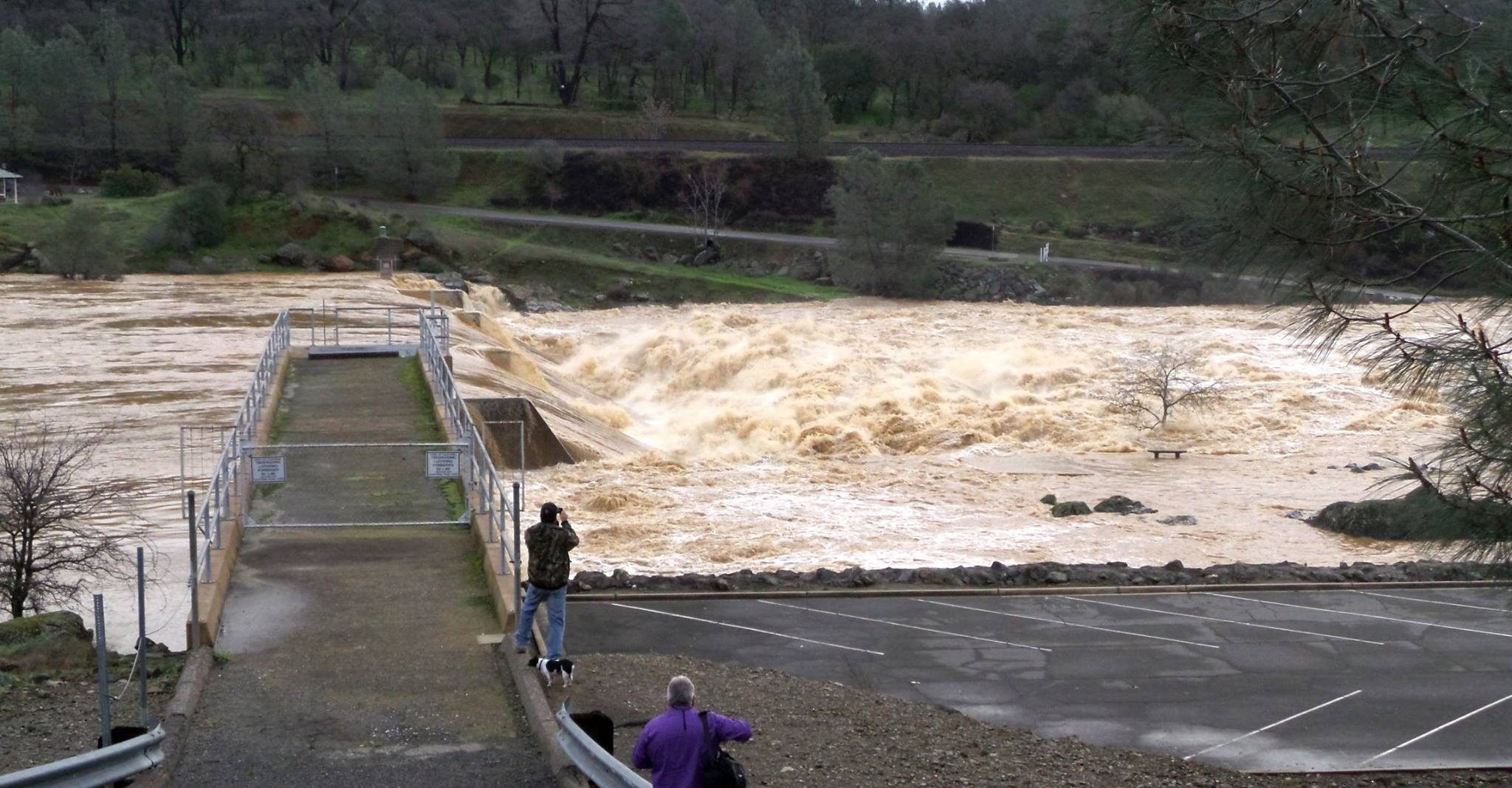 Thousands evacuated as California dam threatens to break