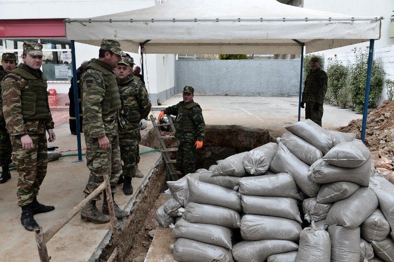 Greek troops defuse WWII bomb after mass evacuation