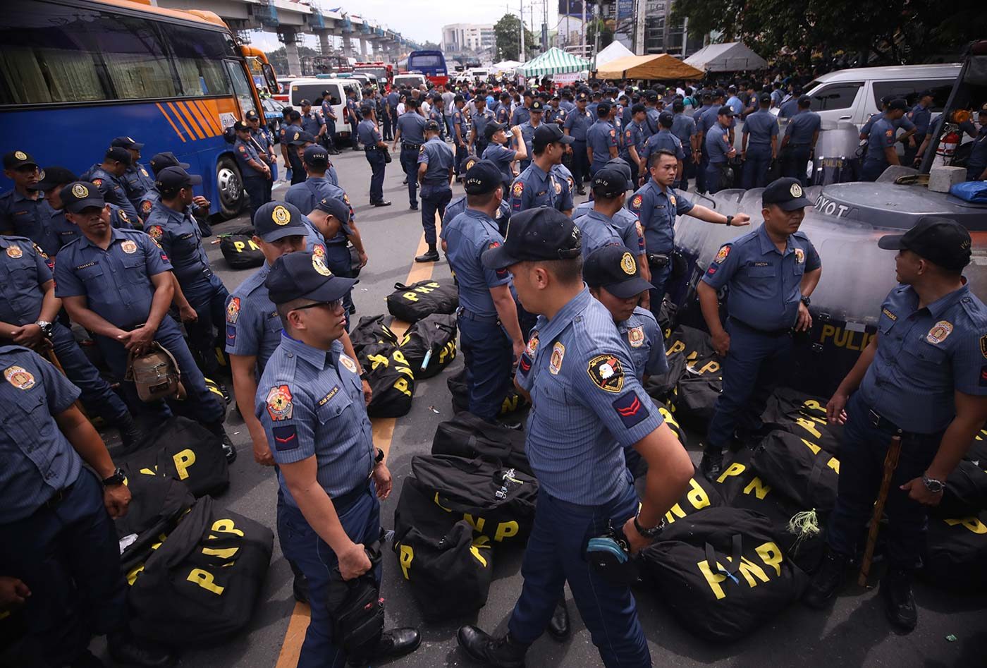 STANDBY. Cops gather to collect their equipment. Photo by Darren Langit/Rappler  