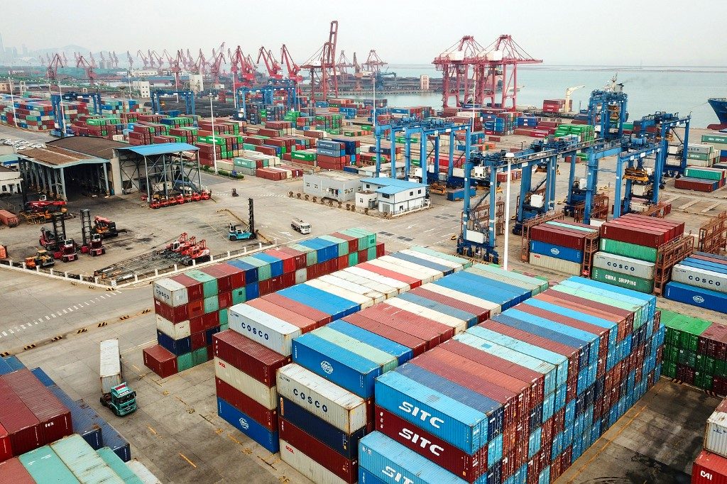 China foreign trade drops as pandemic drags outlook