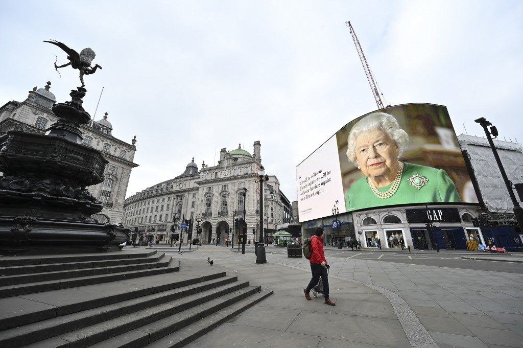 QUEEN. A still image of Britain's Queen Elizabeth II with a message of hope is seen on a giant billboard in Piccadilly Square, central London on April 18, 2020 during the coronavirus pandemic. Photo by Glyn Kirk/AFP 