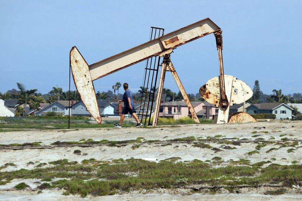 Oil producers keep pumping despite price crash