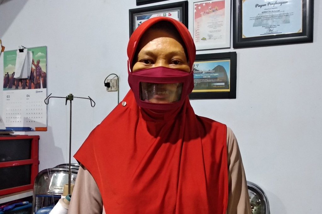 Deaf Indonesians turn to clear virus masks
