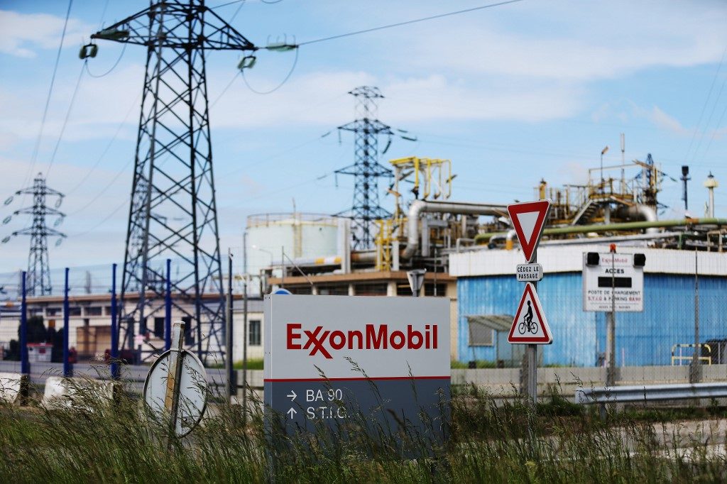 U.S. petroleum giants slash capital budgets after oil price crash