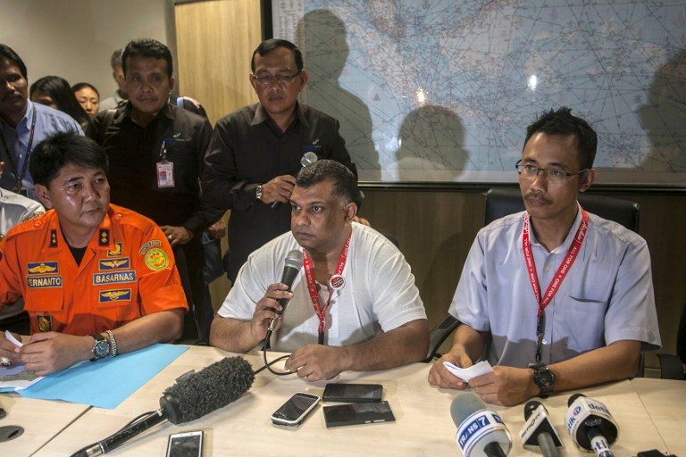 Air Asia CEO Tony Fernandes seen here with Air Asia  Indonesia President Director Sunu Widiatmoko (R) and the head of Surabaya search and rescue agency Hernanto (L), at a press conference on December 28, 2014.   Photo by AFP  