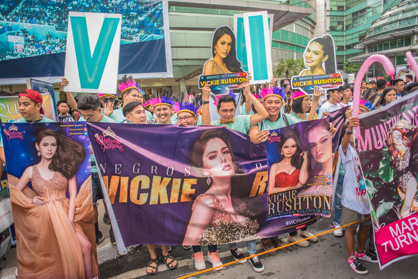VICKIE'S ANGELS. The fans hold up signs for candidate Vickie Rushton during the parade. Photo by Rob Reyes/Rappler  
