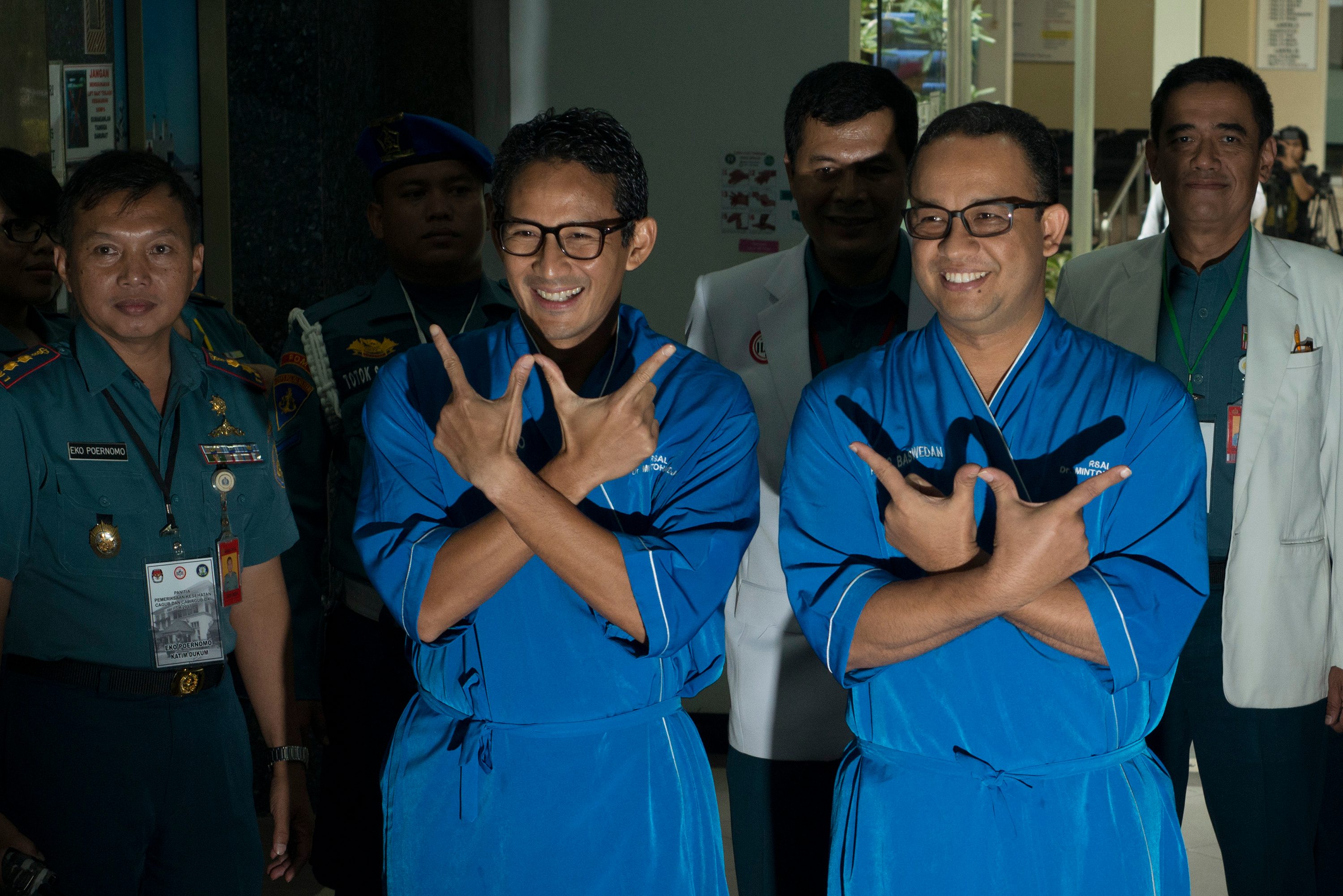 Pasangan Cagub dan Cawagub DKI Jakarta Anies Baswedan (kanan) dan Sandiaga Uno (kedua kiri) saat akan menjalani tes kesehatan di RSAL Mintohardjo, pada 24 September 2016. Foto oleh Rosa Panggabean/Antara 