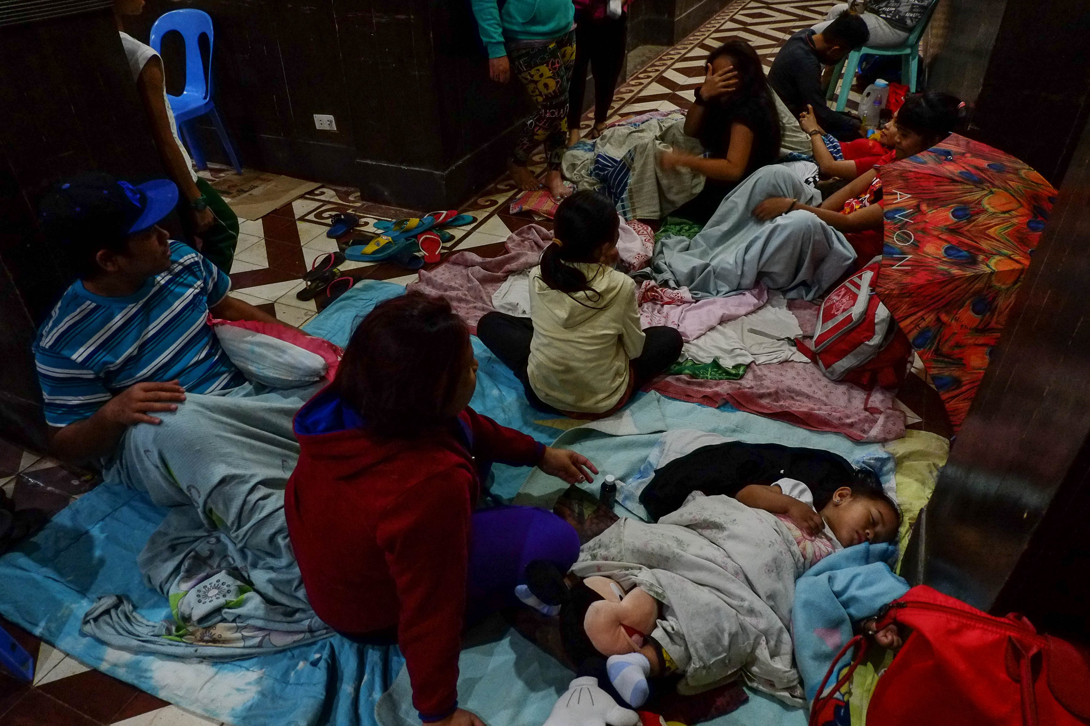 MATS ON THE FLOOR. Evacuees sleep on the floor of the Surigao del Norte Provincial Capitol on February 12, 2017. Photo by Bobby Lagsa/Rappler  