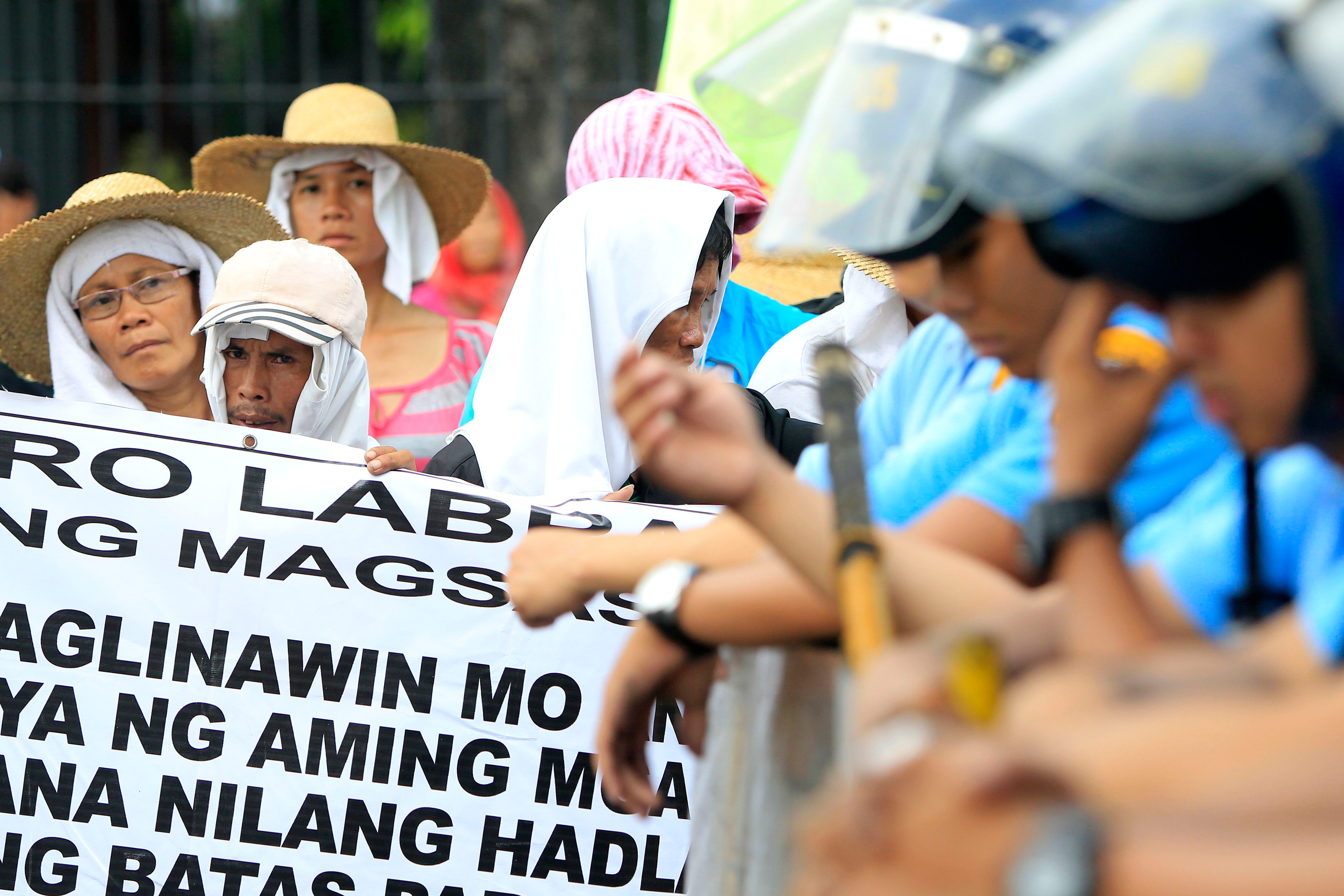 CONTINUING FIGHT. Farmers rally at the gates of the House of Representatives in Quezon City on Tuesday, May 26 for the extension of CARPER's LAD component. Photo by Ben Nabong/Rappler  