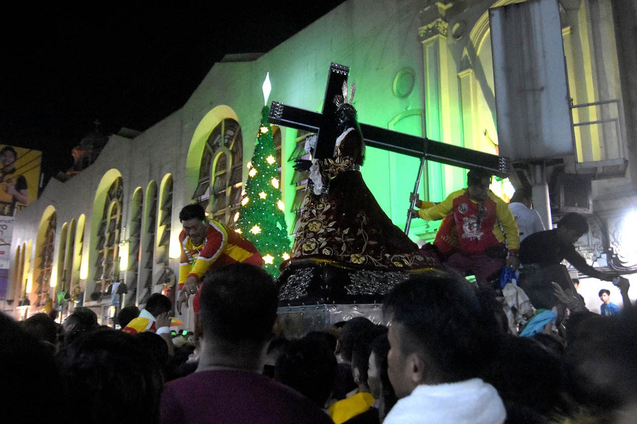 PROCESSION. The image of the Black Nazarene makes its way through Plaza Miranda. Photo by Angie de Silva  