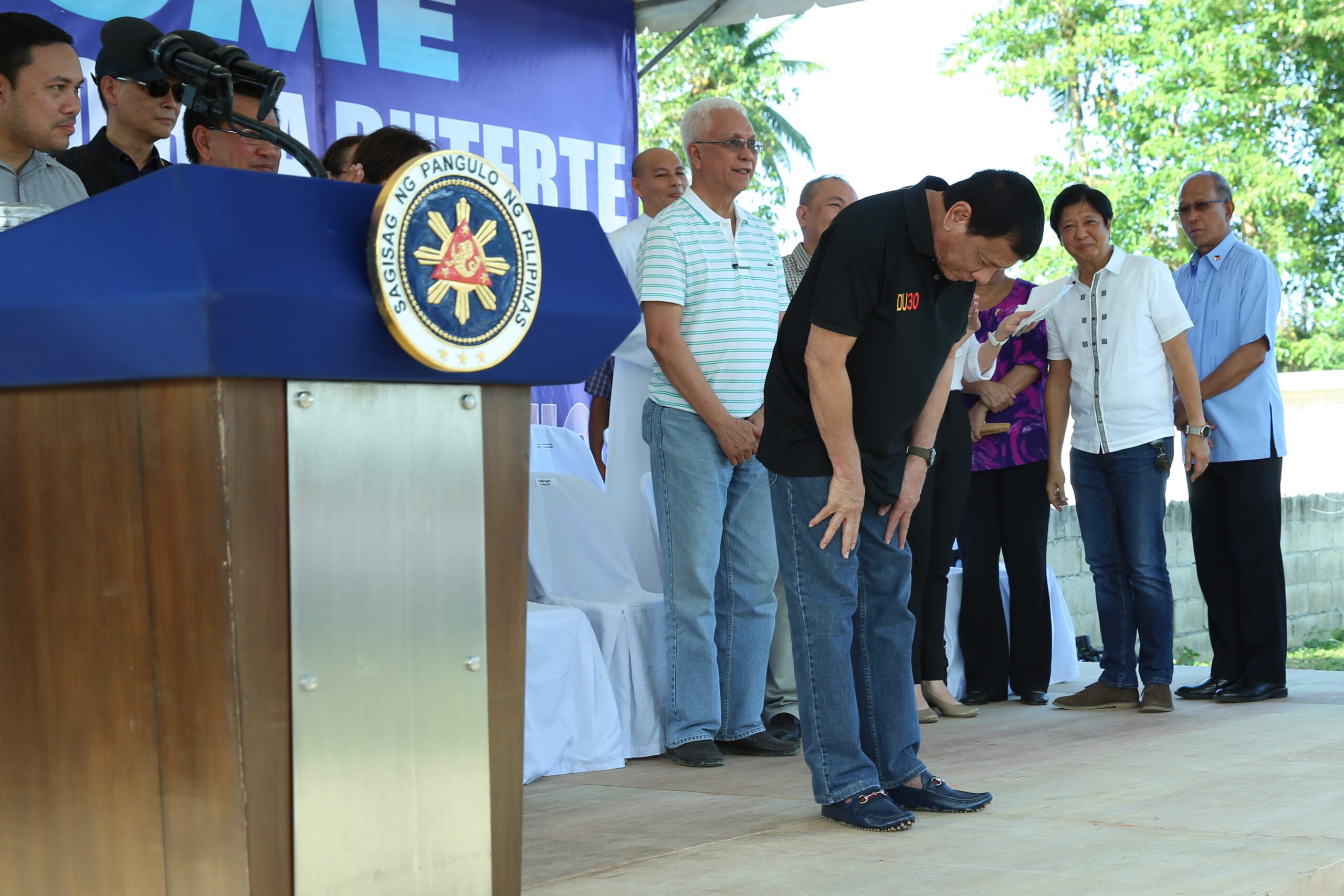 Duterte to gov’t workers: Stick to deadlines or you’re out