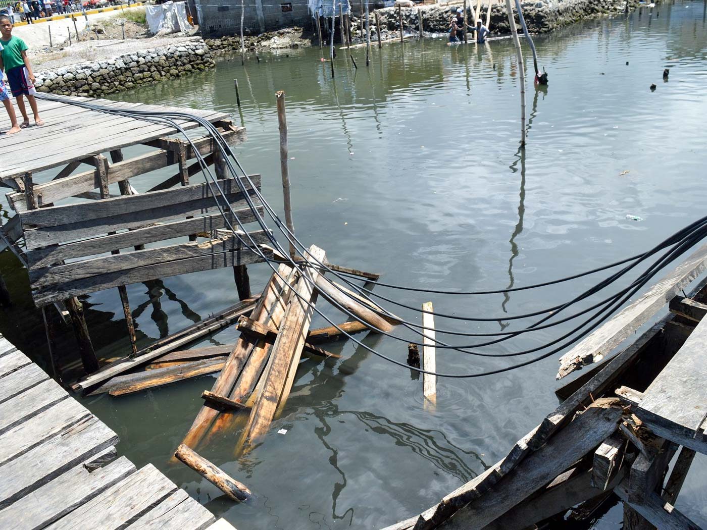 LOOK: Zamboanga City footbridge collapses during officials’ inspection
