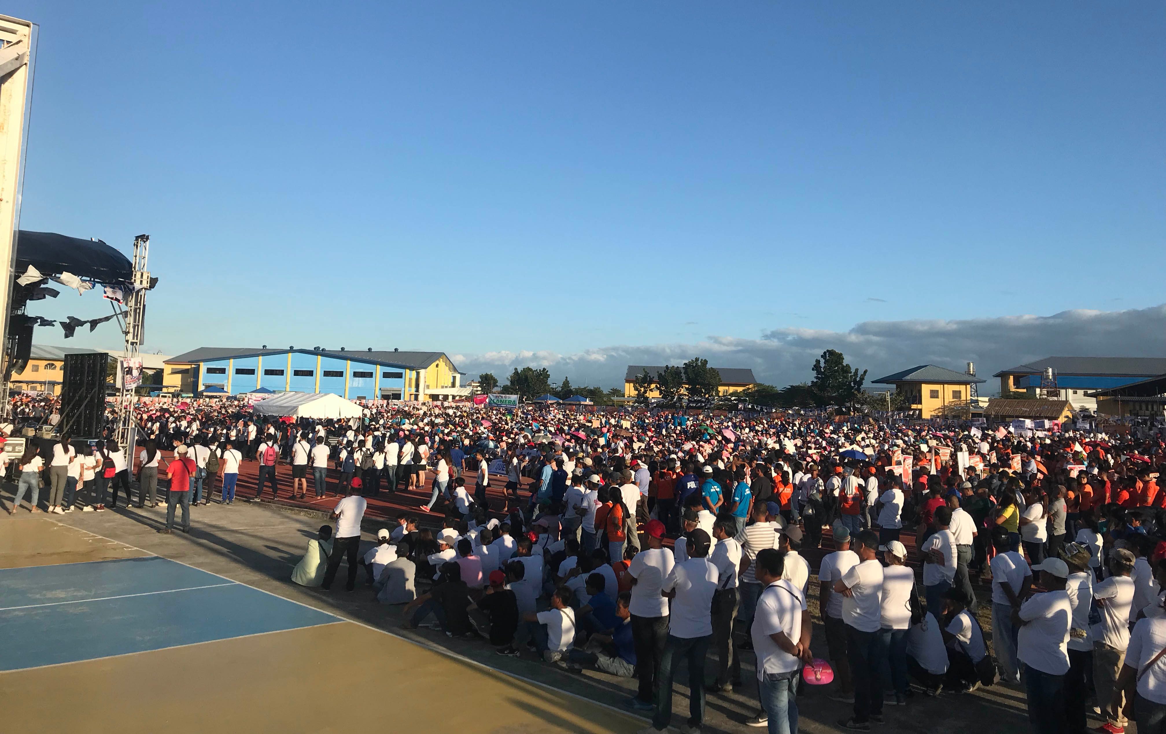 CAMPAIGN SEASON. The Hugpong ng Pagbabago's campaign sortie in Nueva Ecija attracts 20,000 people. Photo by Raymon Dullana/Rappler  
