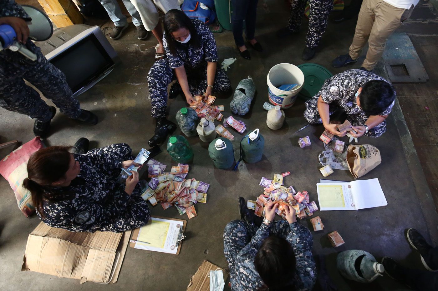 STASH OF CASH. A raiding team found P790,000 in cash stashed inside a secret room during a surprise inspection at the Manila City Jail on September 29. Photo by Ben Nabong/Rappler  
