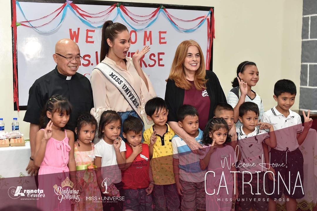 TIME WITH KIDS. Catriona Gray, Stella Araneta and Fr Tony Labiao smile for the cameras with the kids during Catriona's visit to St. Peter's church in Commonwealth, Quezon City. Photo by Bruce Cassaonova/Bb Pilipinas  