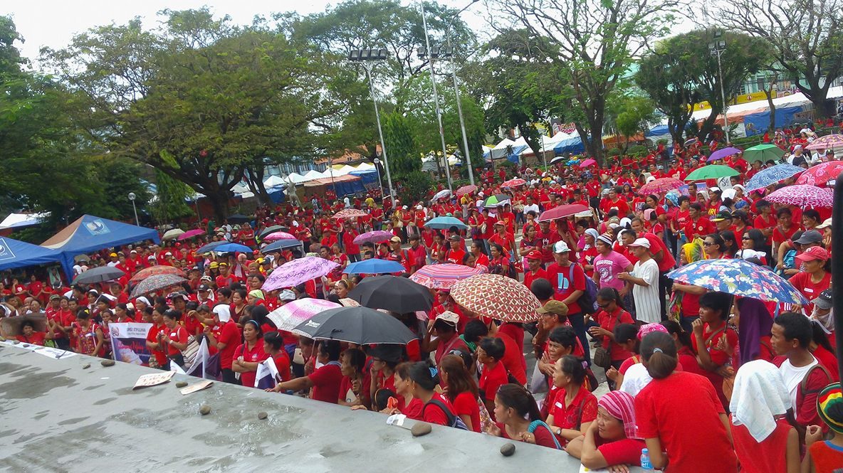Ribuan orang menegaskan dukungannya kepada Duterte di Bacolod di tengah rapat umum EDSA