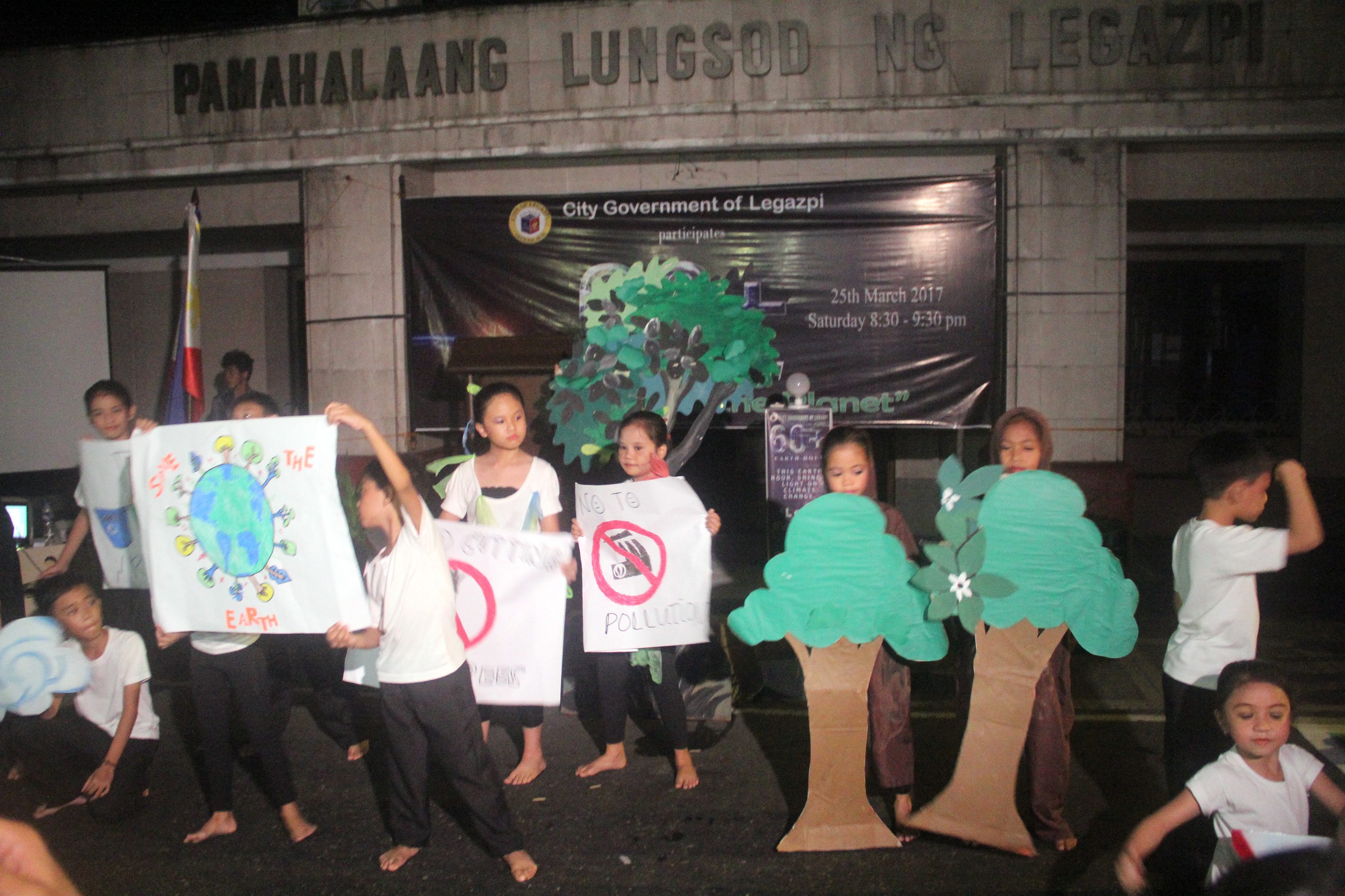 FOR THE EARTH. Children stage a performance to call for action to save the earth. Photo by Rhaydz Barcia/Rappler 
