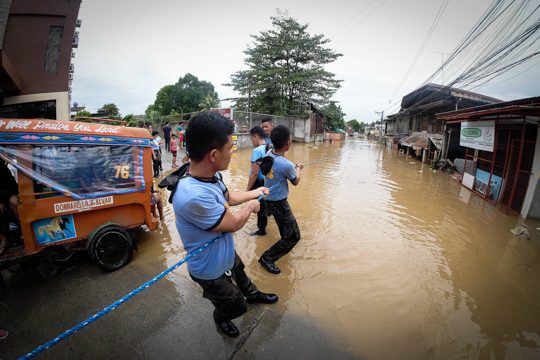 RESCUE OPERATIONS. Police field trainees pull ropes used to connect to rescued residents in Makahambus Street in Cagayan de Oro City as Tropical Storm Vinta lashes Northern Mindanao on Friday, December 22, 2017. Photo by Bobby Lagsa/Rappler   