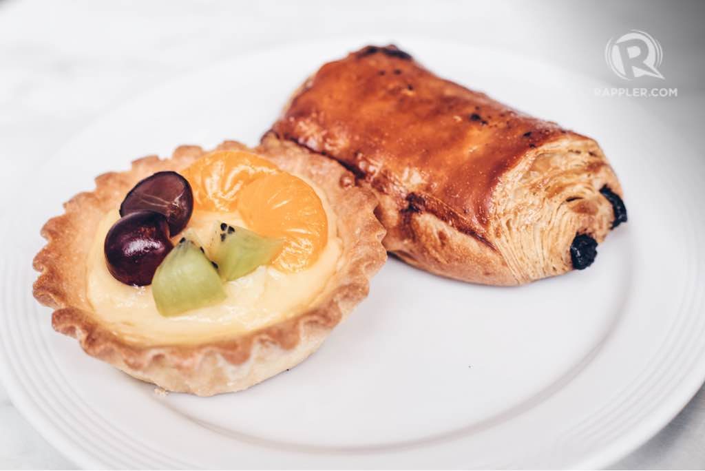 FRUIT TART AND CHOCOLATE CROISSANT. Photo by Paolo Abad/Rappler  