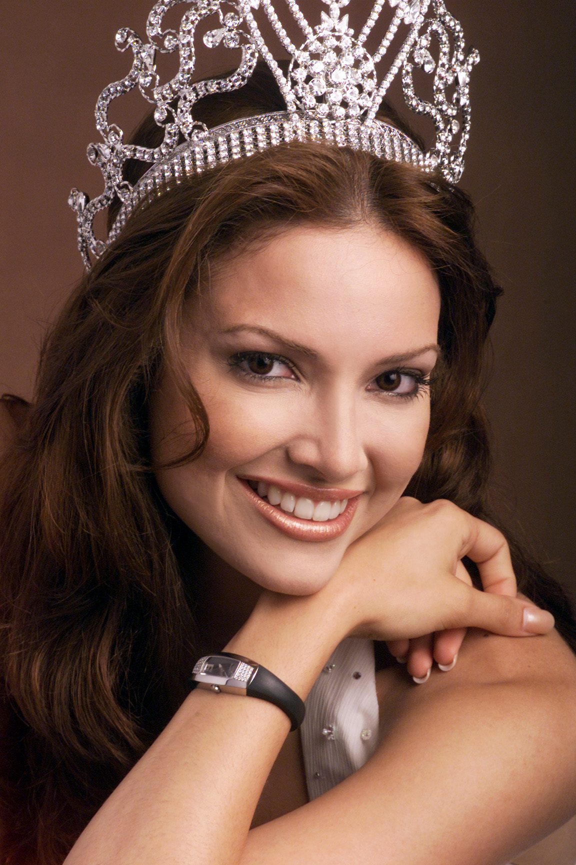 MUCH-LOVED CROWN. Miss Universe 2001 Denise Quiñones wearing the Sarah Coventry crown. Photo from Miss Universe Organization 