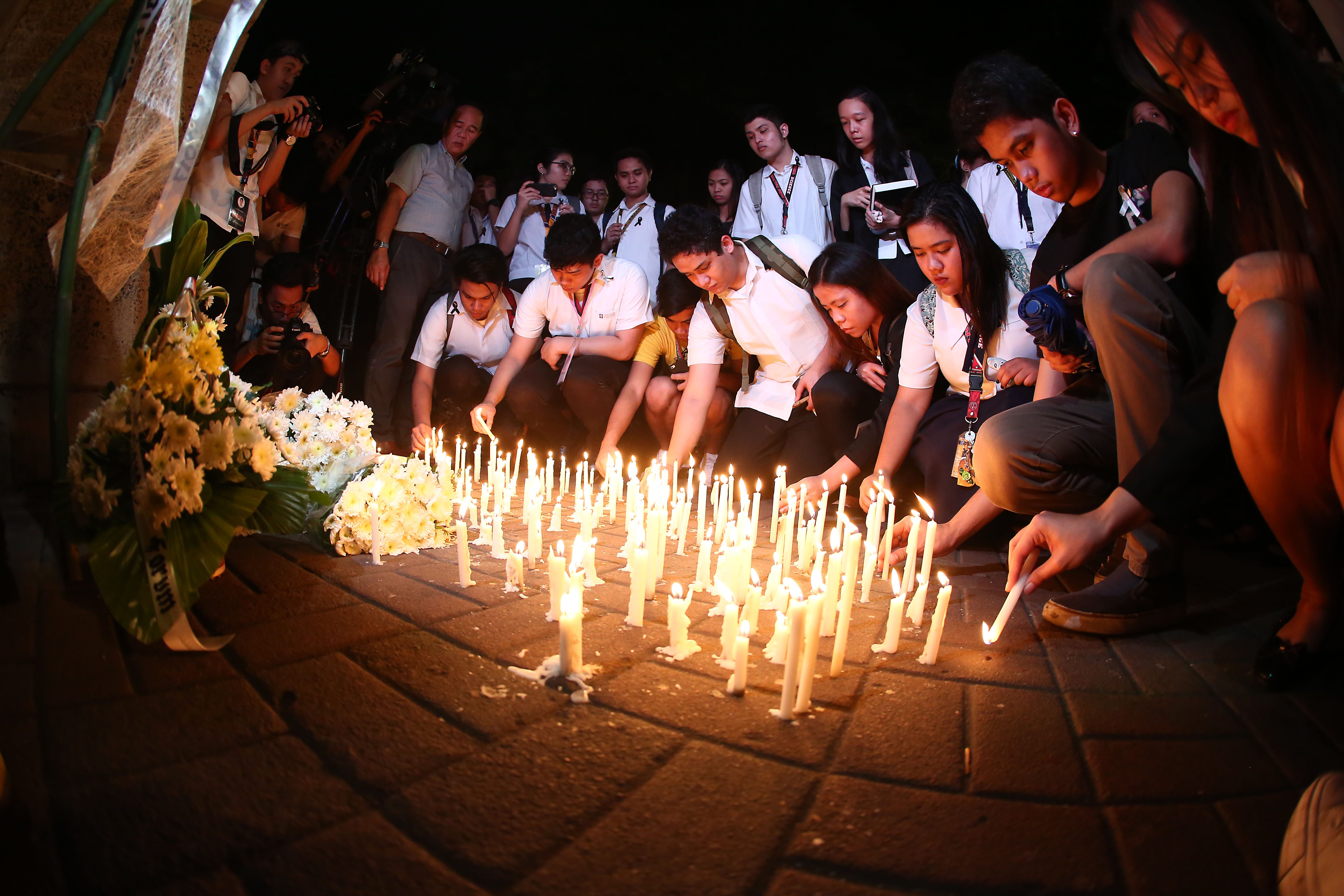 IN MOURNING. UST students and faculty light candles as they offer prayers for Horacio 'Atio' Castillo III on campus, September 18, 2017. File photo by Ben Nabong/Rappler 