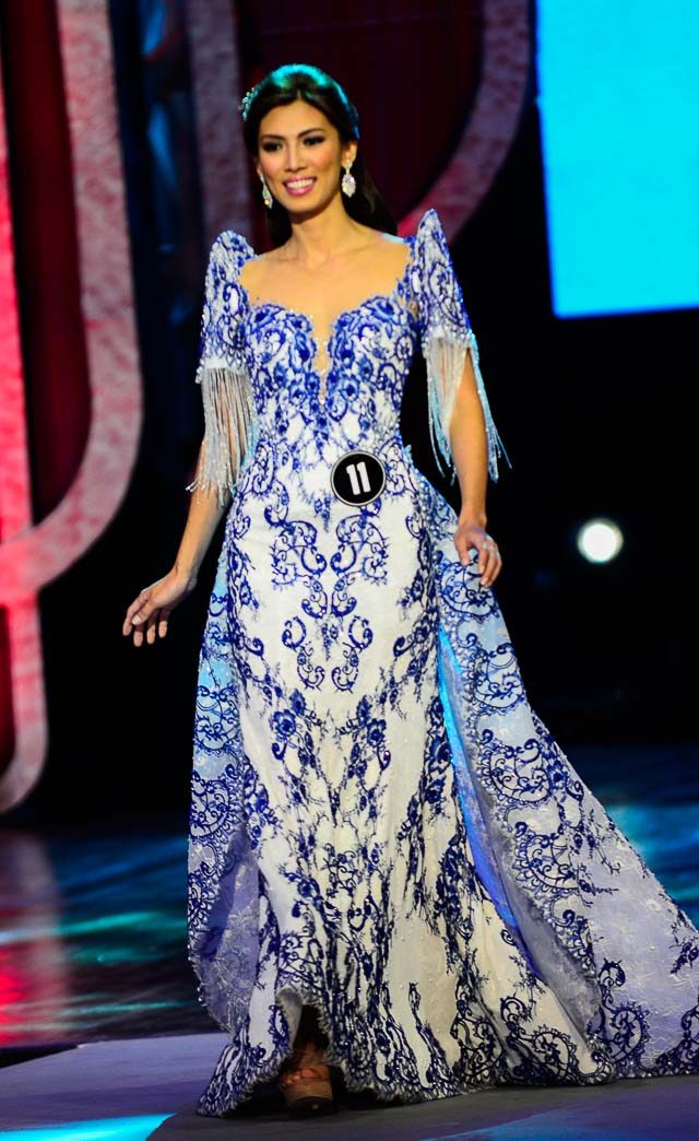 Nicole's porcelain-inspired terno by Mak Tumang. Photo by Rob Reyes/Rappler 
