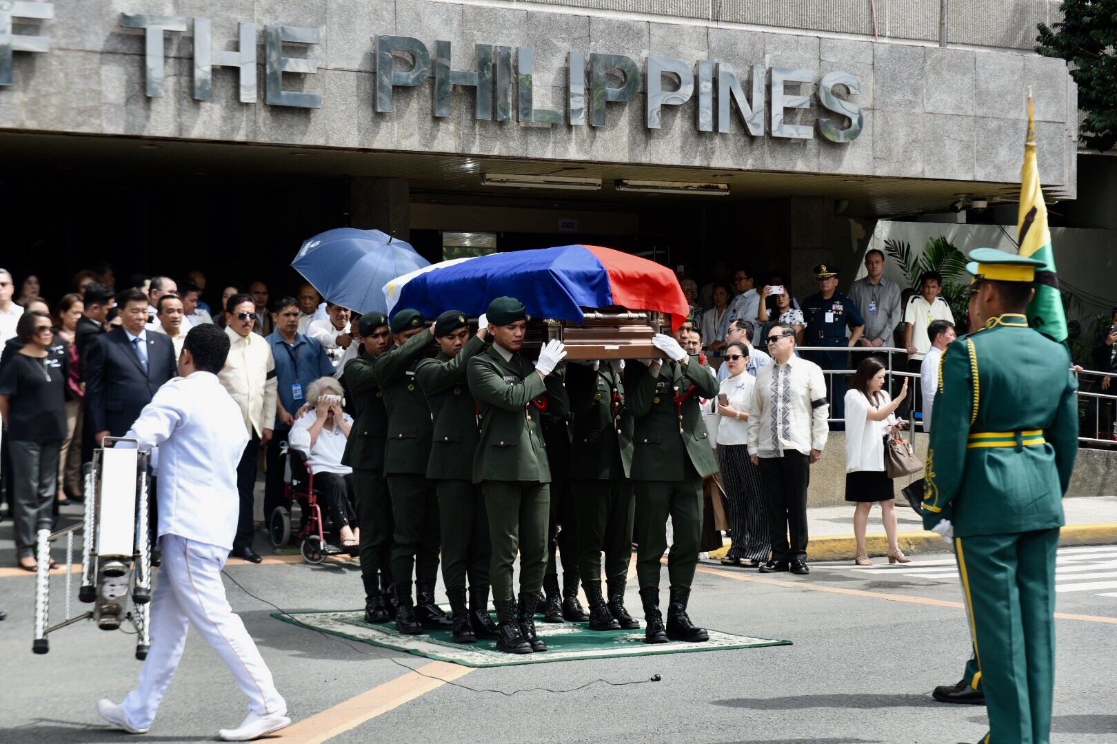 SERVICE. The casket of the late Senator Rene Espina arrives at the senate grounds. Photo by Angie de Silva/Rappler 