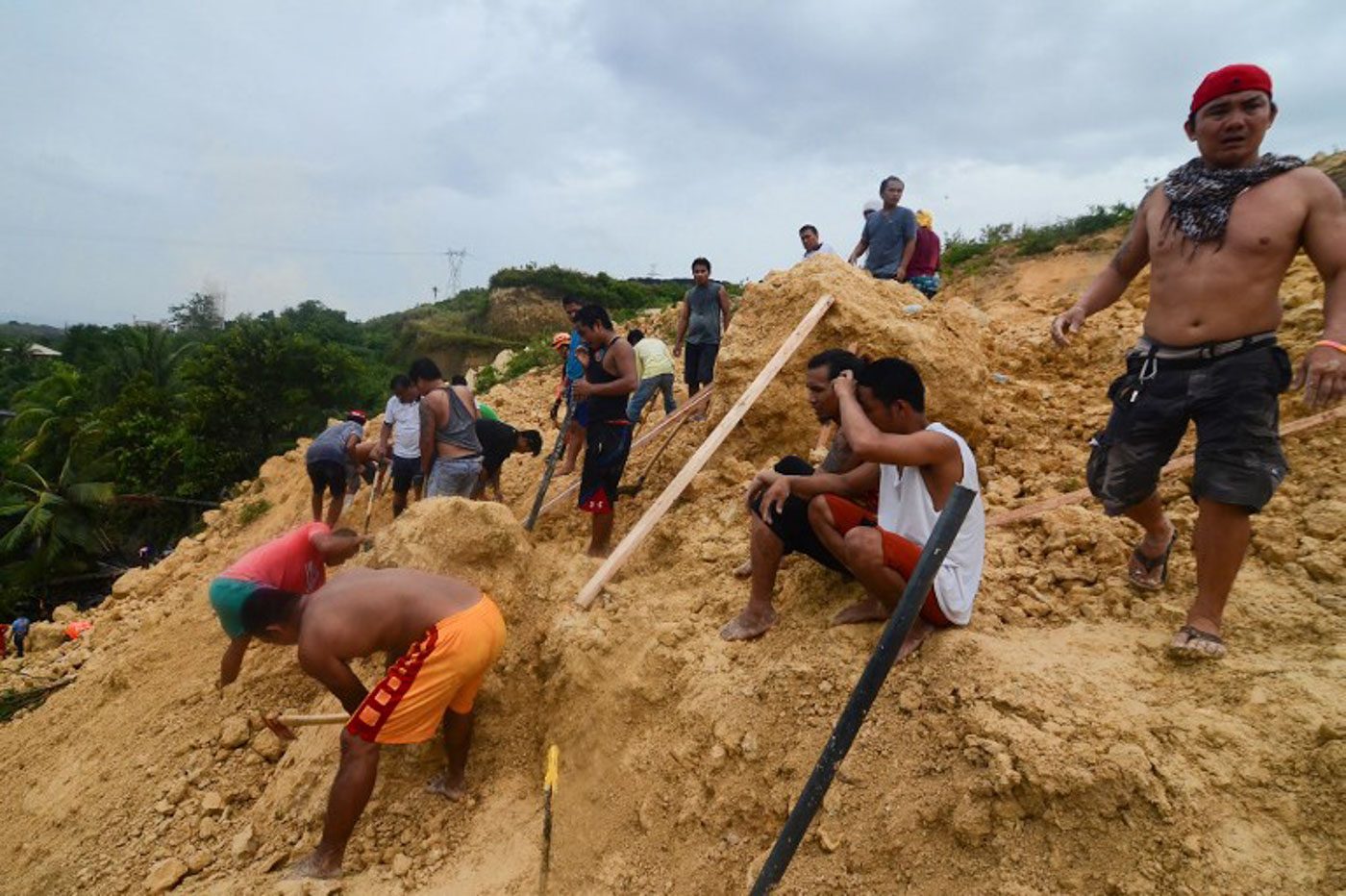 SEARCH AND RESCUE. Residents dig amongst the rubble as they help rescuers search for survivors at the landslide site in Naga City, on the popular tourist island of Cebu on September 20, 2018. Photo by Alan Tangcawan/AFP 