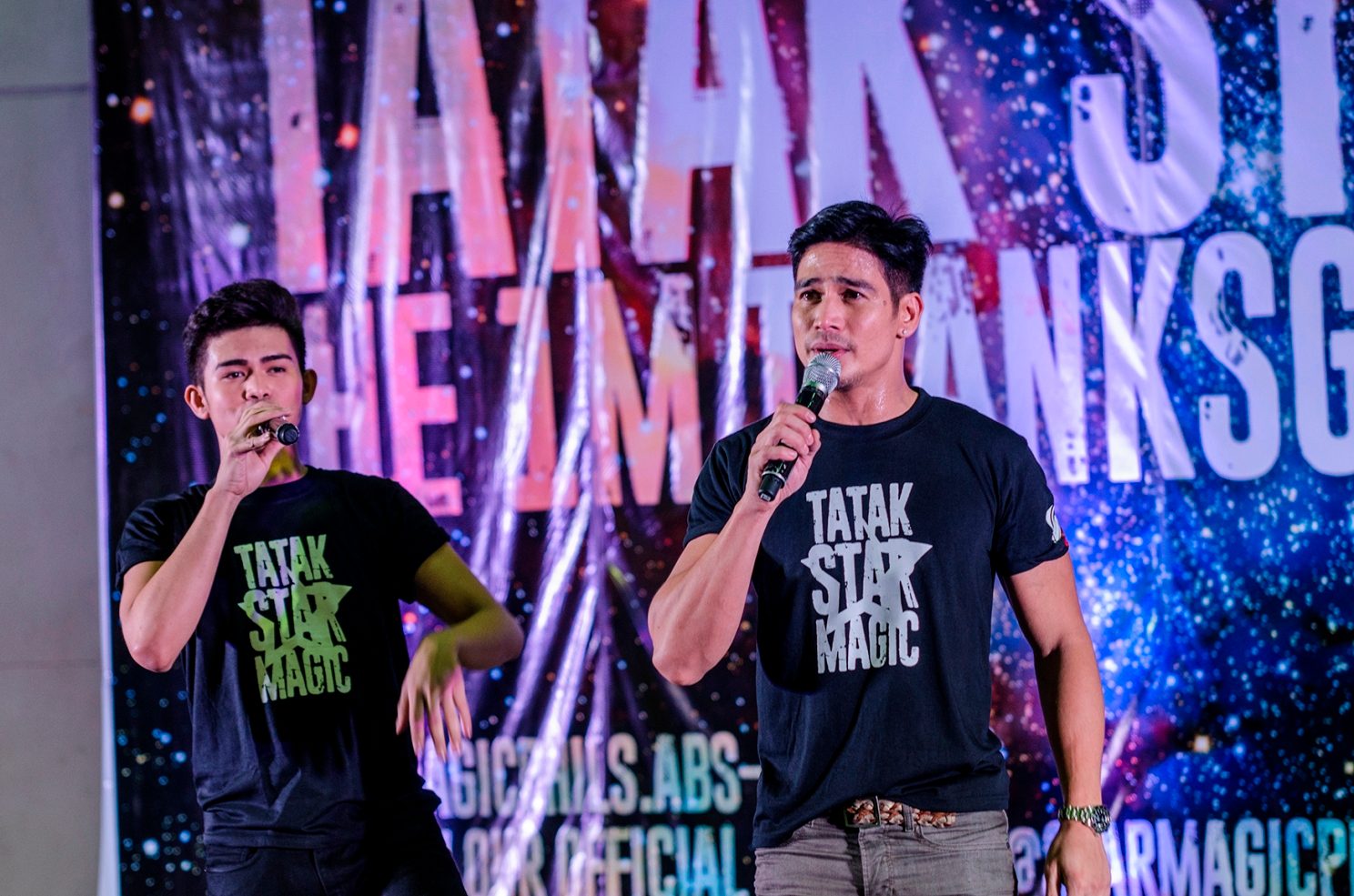 TATAK STAR MAGIC. Piolo Pascual and son Iñigo perform for the fans during the 'Tatak Star Magic' celebration in Trinoma Sunday, April 3. Photo by Rob Reyes/Rappler 