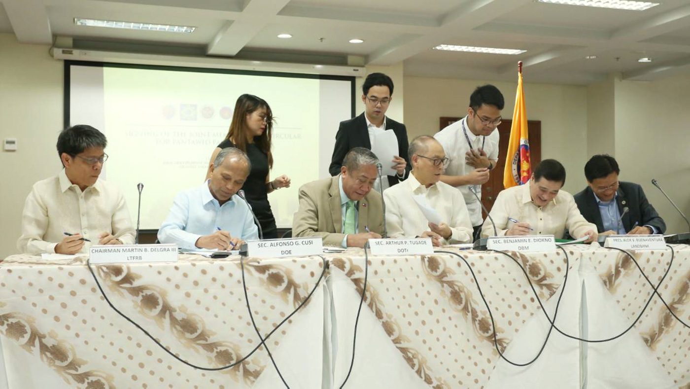 PANTAWID PASADA. Government officials sign a joint memorandum circular on the fuel subsidy for jeepney drivers on July 11, 2018. Photo from the Department of Energy 