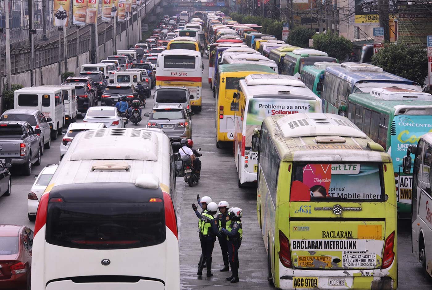 Duterte mulls asking HPG, MMDA to escort ambulances through traffic