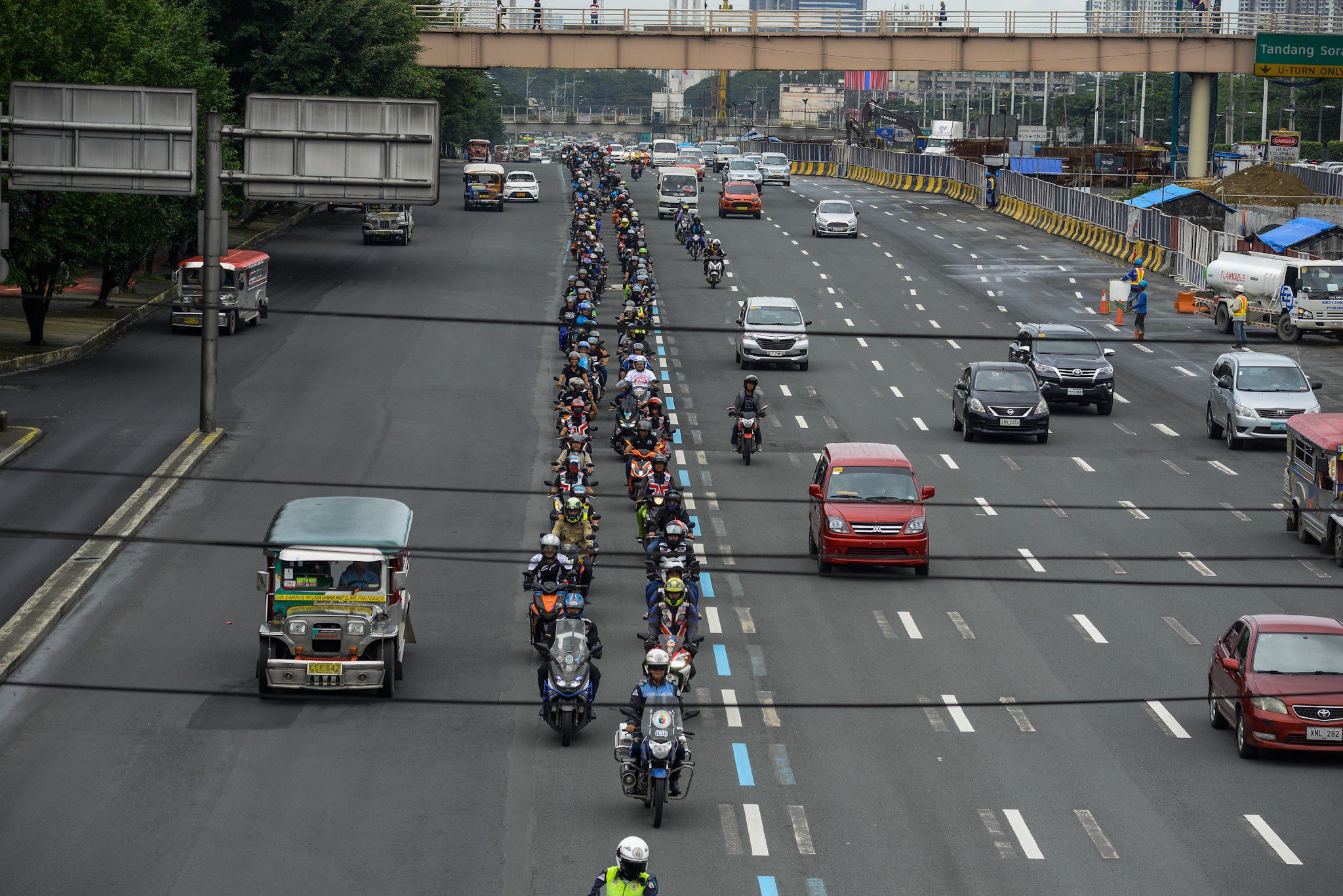 PEACEFUL PROTEST. Riders kept their rally in order by falling in line. Photo by Maria Tan/Rappler 